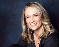 IRC COO Madlin Sadler lächelt leicht schräg in die Kamera