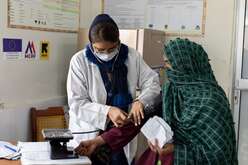 Gesundheitshelferin Badshahzadi misst den Blutdruck der 25-jährigen Raheela, die im neunten Monat schwanger ist. Die Untersuchung findet im Mutter-Kind-Gesundheitszentrum (MNCH) in Khairpur, Pakistan, statt. 