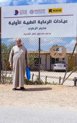 Abdel, ein IRC-Kunde, posiert für ein Foto vor der medizinischen Klinik im Lager Za'atari.