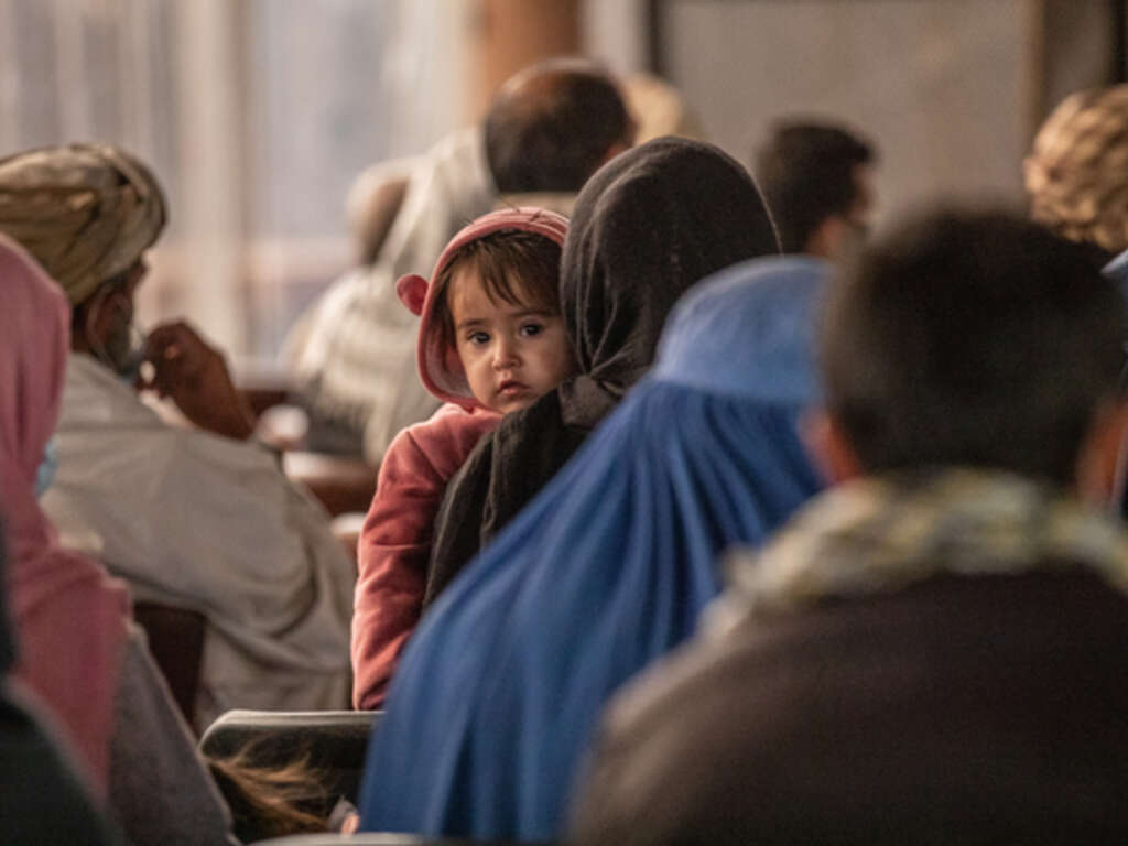 Mädchen auf dem Arm der Mutter