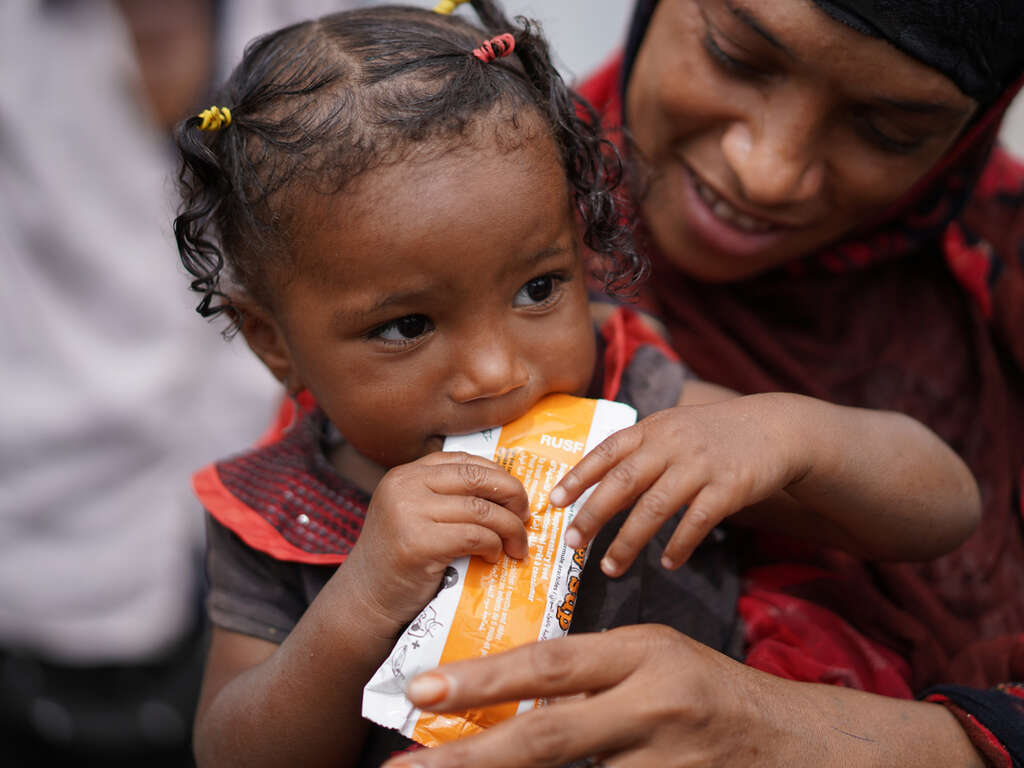 A three year old Yemeni girl receives malnutrition support from the IRC.
