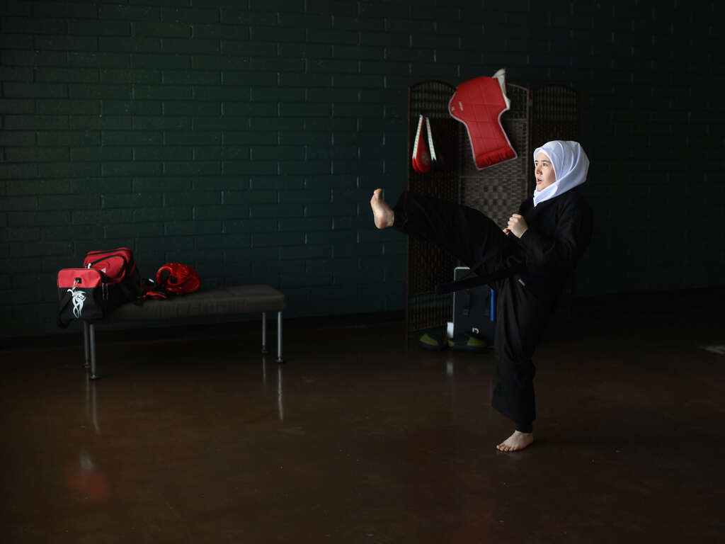 아프가니스탄에서 온 한 소녀가 자신있게 태권도를 하고 있습니다.