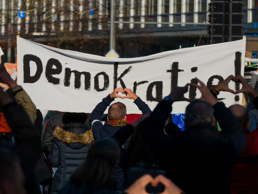 Menschen auf einer Demo in Leipzig