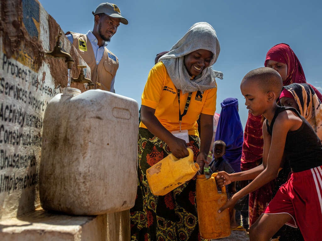 RESCUE:s medarbetare delar ut vatten