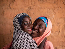 국제구조위원회 고객들이 얼굴을 마주하고 환하게 웃고 있습니다.