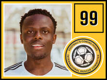 Ein junger Mann lächelt in die Kamera.