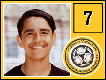 Ein junger Mann lächelt in die Kamera.