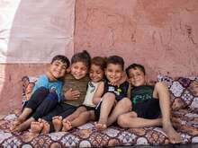 5 children from displaced families sit together in Sere Kaniye Camp in North-East Syria.