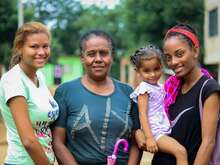 Eine Familie posiert gemeinsam für ein Foto außerhalb einer Gemeinde in Kolumbien.