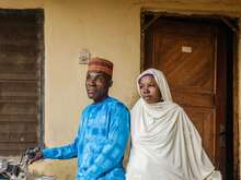 나이지리아 국제구조위원회 고객이 집 앞에서 사진을 찍고 있습니다.