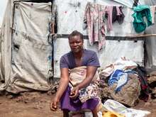 콩고민주공화국의 한 고객이 국제구조위원회 지원을 받아 생계를 위한 가게를 운영하고 있습니다.
