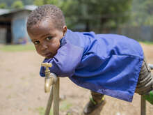 에티오피아 어린이가 카메라를 쳐다보고 있습니다.