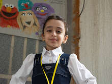 한 여자어린이가 자신감 넘치는 포즈로 카메라를 바라보고 있습니다.