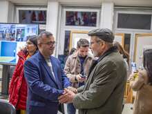 Menschen aus der afghanischen Gemeinschaft in Deutschland beim Austausch und Zusammenkommen