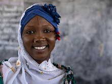 Tjej som ler mot kameran i ett flyktingläger i Tchad där RESCUE arbetar.