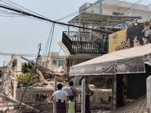 미얀마 지진 현장에서 사람들이 무너져내린 잔해를 바라보고 있습니다