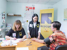 국제구조위원회 여성 이동 의료팀이 한 고객을 진료하고 있습니다.