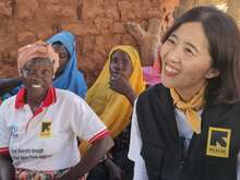 이은영 한국대표가 남수단 여성 고객들과 대화하며 활짝 웃고 있습니다.