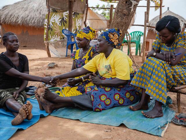 Aktivistinnen bei einer Sitzung mit zwei Frauen aus dem Flüchtlingslager Bidi Bidi.