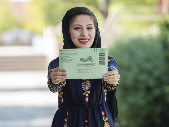 Muska vor dem College, in dem sich auf ihr Medizin-Studium vorbereitet hat
