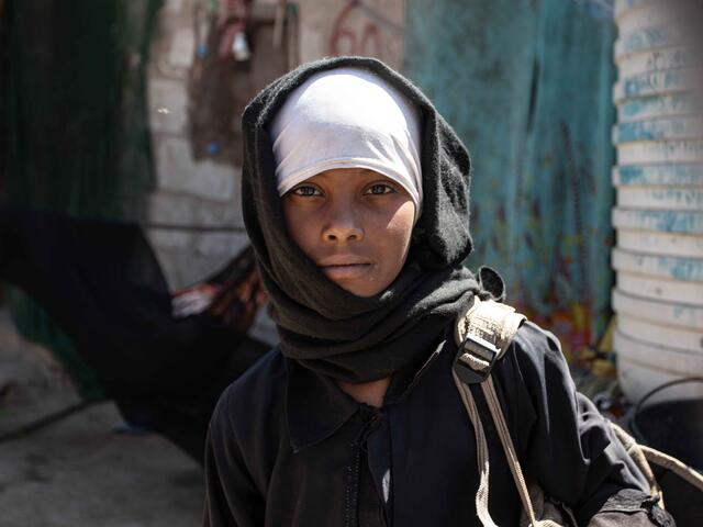 Aisha schaut in die Kamera in Jemen.