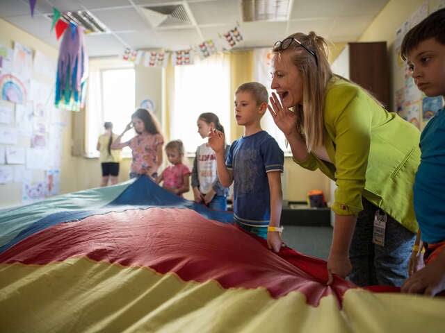 Barn leker på en av RESCUE:s trygga platser för kvinnor och barn.