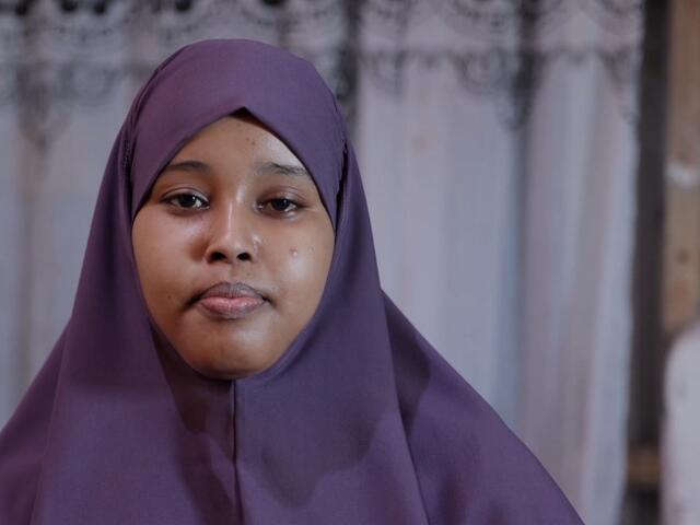 사갈이 카메라를 바라보고 있습니다.