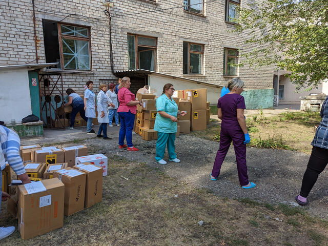 IRC staff members work alongside staff of a medical facility in Zaporizhzhia, Ukraine, to distribute supplies.