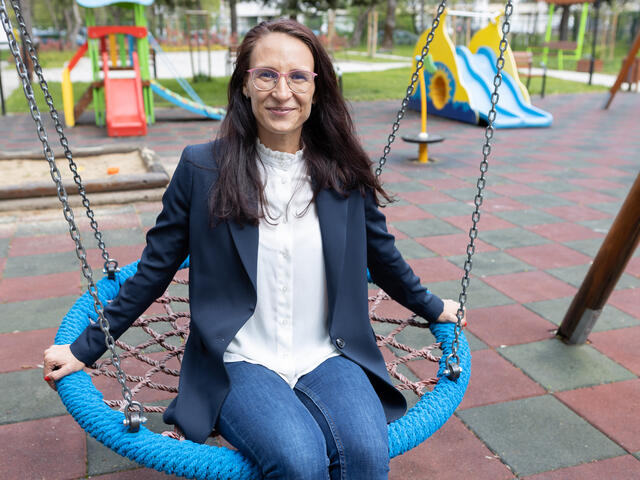 Bild på Srebrina, chef för internationella partnerskap på For Our Children, står på lekplatsen på en av organisationens trygga platser för kvinnor och barn.