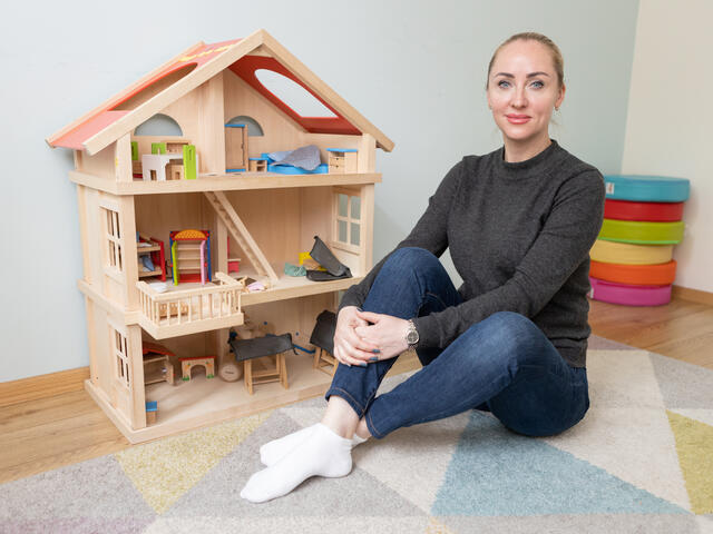 Oksana, en av de flyktingar från Ukraina som går till For Our Childrens trygga platser för kvinnor och barn, sitter på golvet i lekrummet.