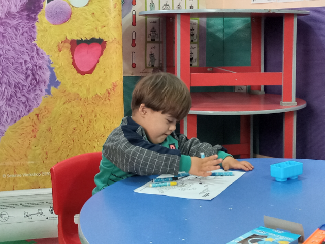 사이드(5세)와 그의 어머니 아이샤(40세)는 폭격으로 안전이 위협받자, 시리아 북서부에 있던 집을 떠날 수밖에 없었습니다. 시리아의 다른 도시에 있는 새로운 지역사회에 정착하는 것은 처음에 쉽지 않았지만, 사이드는 국제구조위원회의 아할란 심심 프로그램에 참여하면서 자신의 감정을 통제하는 방법을 배우는 등 중요한 발달 능력을 얻을 수 있었습니다.