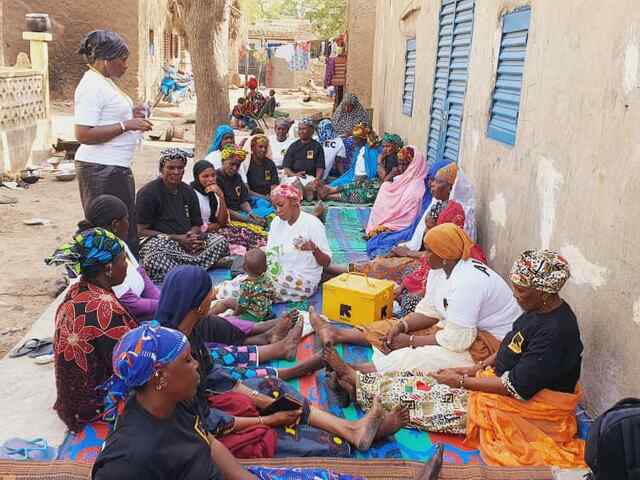 Wöchentliches Treffen eines Dorfsparvereines im Landkreis Tenenkou.