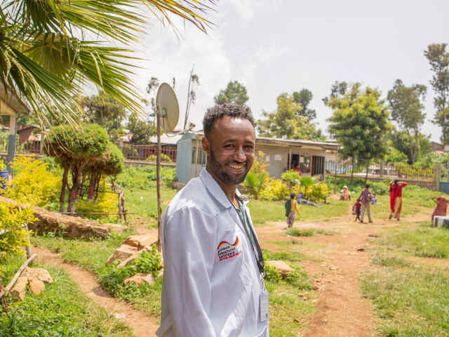 Ein Arzt in einem grünen Garten.