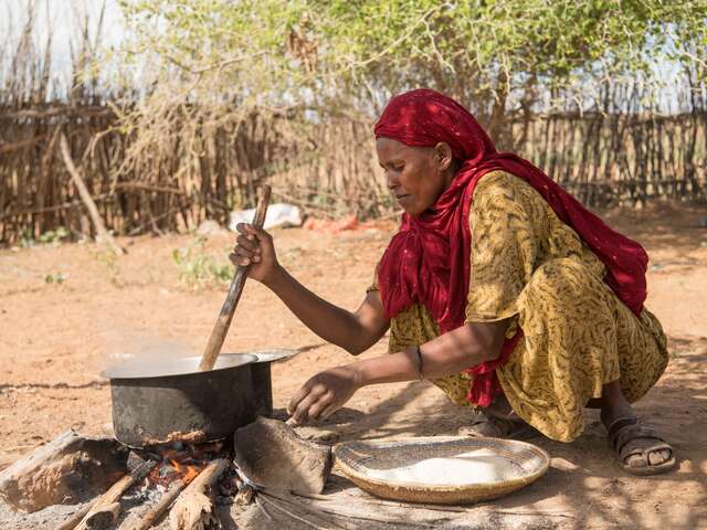 Nurad prepares a porridge for her children made of the maize powder and milk she bought with support from the EU-funded IRC’s cash assistance program.