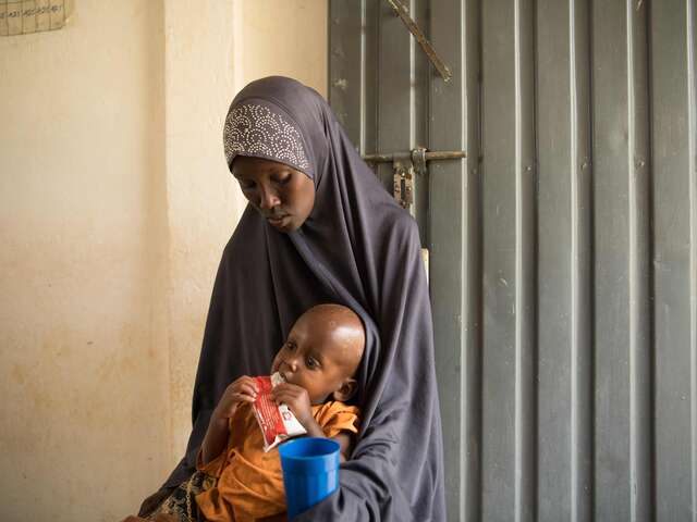 Der zweijährige Mowlid isst eine proteinreiche Erdnusspaste, die auch als gebrauchsfertige therapeutische Nahrung (RUTF) bezeichnet wird, als Behandlung für seine schwere akute Unterernährung.
