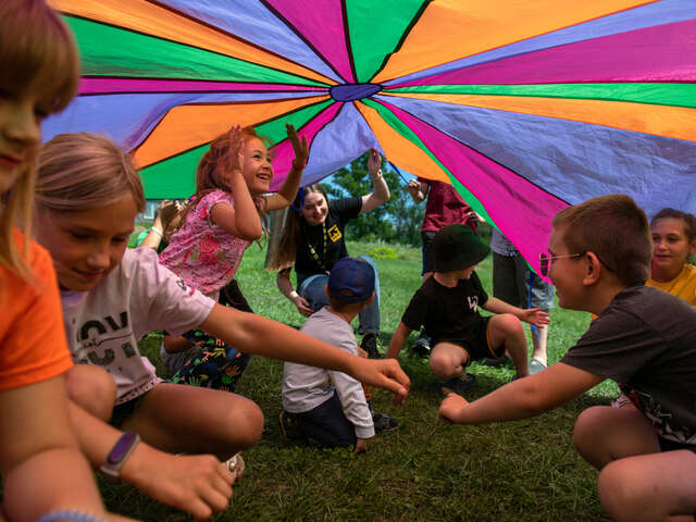 Barn i Ukraina deltar i aktiviteter som RECUE:s team anordnar. 