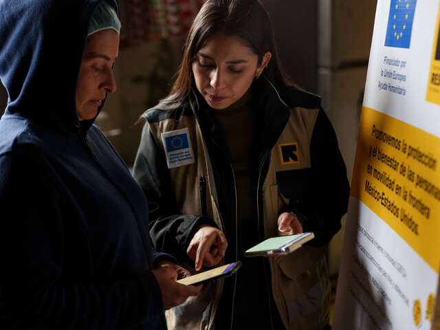 Adriana García, 28, is a Women’s Protection and Empowerment and Child Protection Manager for IRC. At the shelter, she shows Sara the InfoDigna website, which has safe and reliable information for migrants transiting through Mexico. 