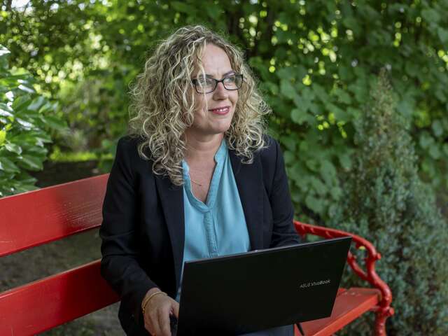 Justyna in ihrem Garten.