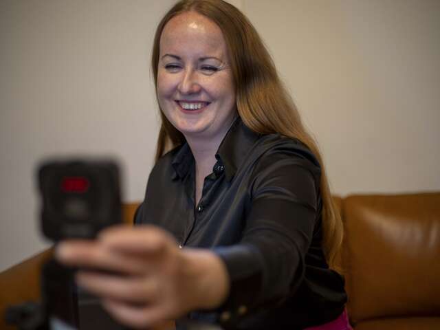 Svitlana nimmt ein neues Video für ihre Social-Media-Kanäle auf. 