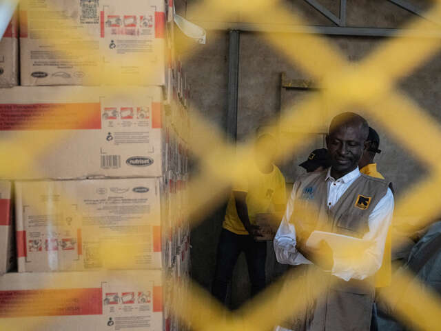 Ett lager med nötkräm mot undernäring i Farchana, Chad.