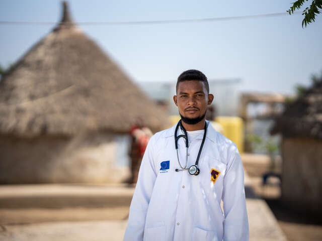 Dr. Mogahed blickt in die Kamera, er trägt seinen medizinischen Kittel.