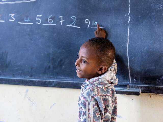Ett barn i ett klassrum Etiopien som får utbildning av RESCUE.