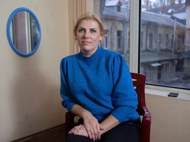 When war came to Anna’s city, she was afraid to go outside and attract any attention from the occupying troops. The conditions were harsh for her community, with no electricity, water or means of earning money. In the face of uncertainty, she quietly began volunteering, helping her neighbours and the elderly.