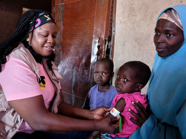 Två små barn är med sin mamma på en klinik. 