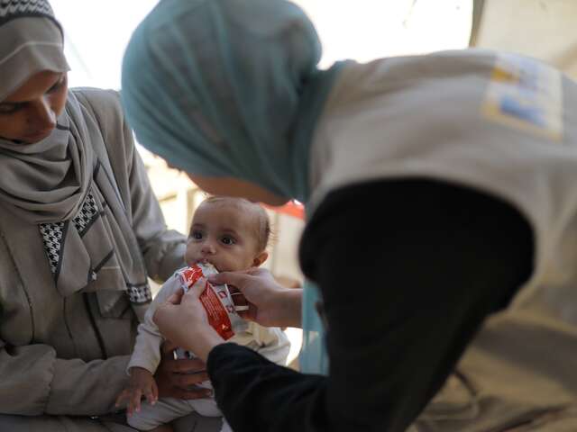 Personal från RESCUE i Gaza behandlar ett barn som visar tecken på undernäring