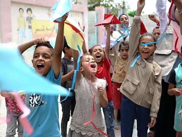 팔레스타인 아이들이 가자지구 국제구조위원회(IRC) 보호 센터에서 직접 만든 연을 자랑하고 있습니다.