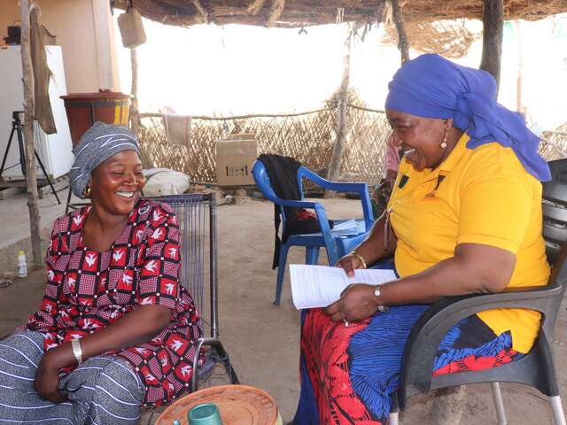 Aminata visits Sanata, a displaced mother of four in Koubi. After receiving maternal care through the clinic, Sanata now encourages other women to seek support during pregnancy.