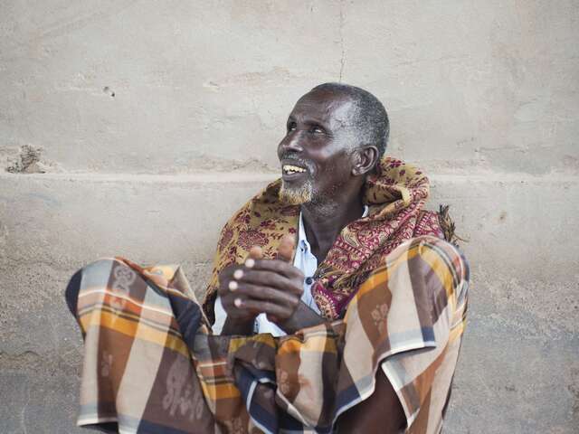 소말리아 남성이 웃고 있습니다