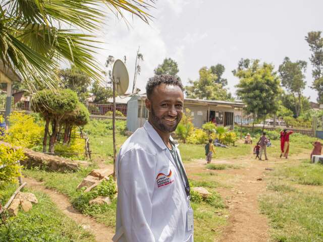 Ernährungsexperte Abdurahman Gidi beim Besuch einer Gesundheitsklinik in Deder, Äthiopien. 
