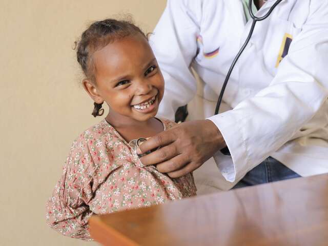 Ernährungsexperte Abdurahman Gidi untersucht die kleine Fidiya